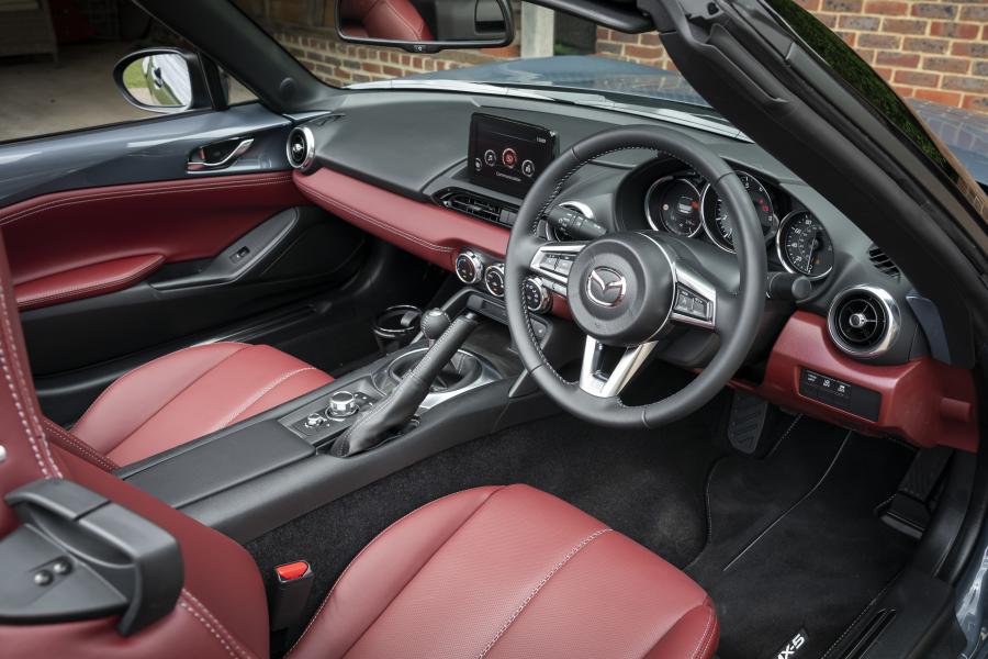 Схема Mazda MX-5 R-Sport (ND) 2020 года  (UK) (фото 83 из 86)